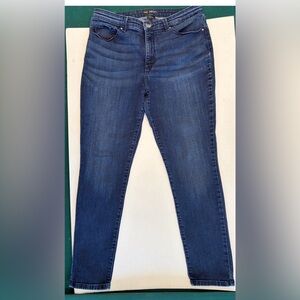 Lee Classic Blue Women's Jeans
Size 14 medium 39x16.5
$20
Slim legs, mid rise